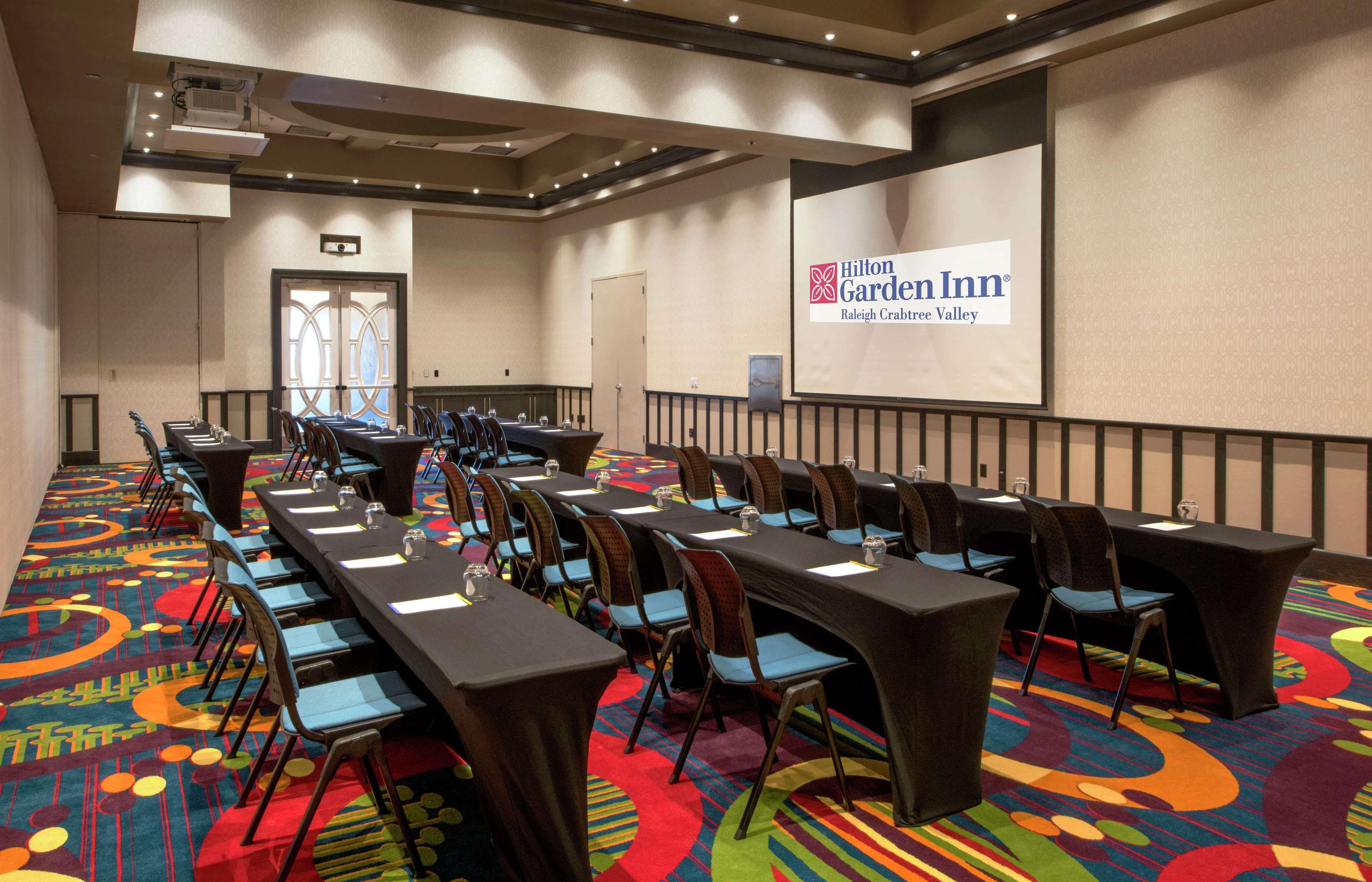 Hilton Garden Inn Raleigh/Crabtree Valley Екстериор снимка