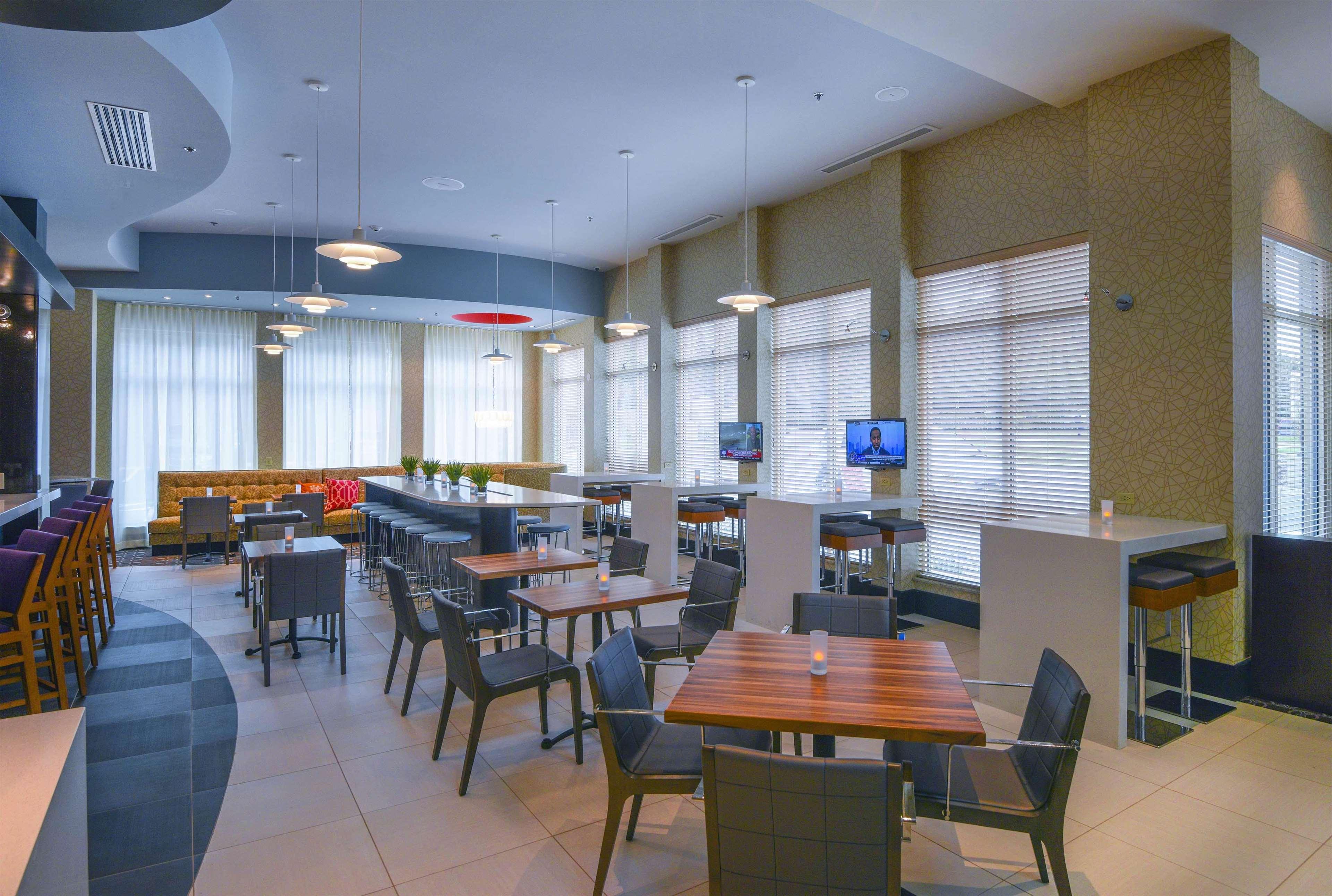 Hilton Garden Inn Raleigh/Crabtree Valley Екстериор снимка