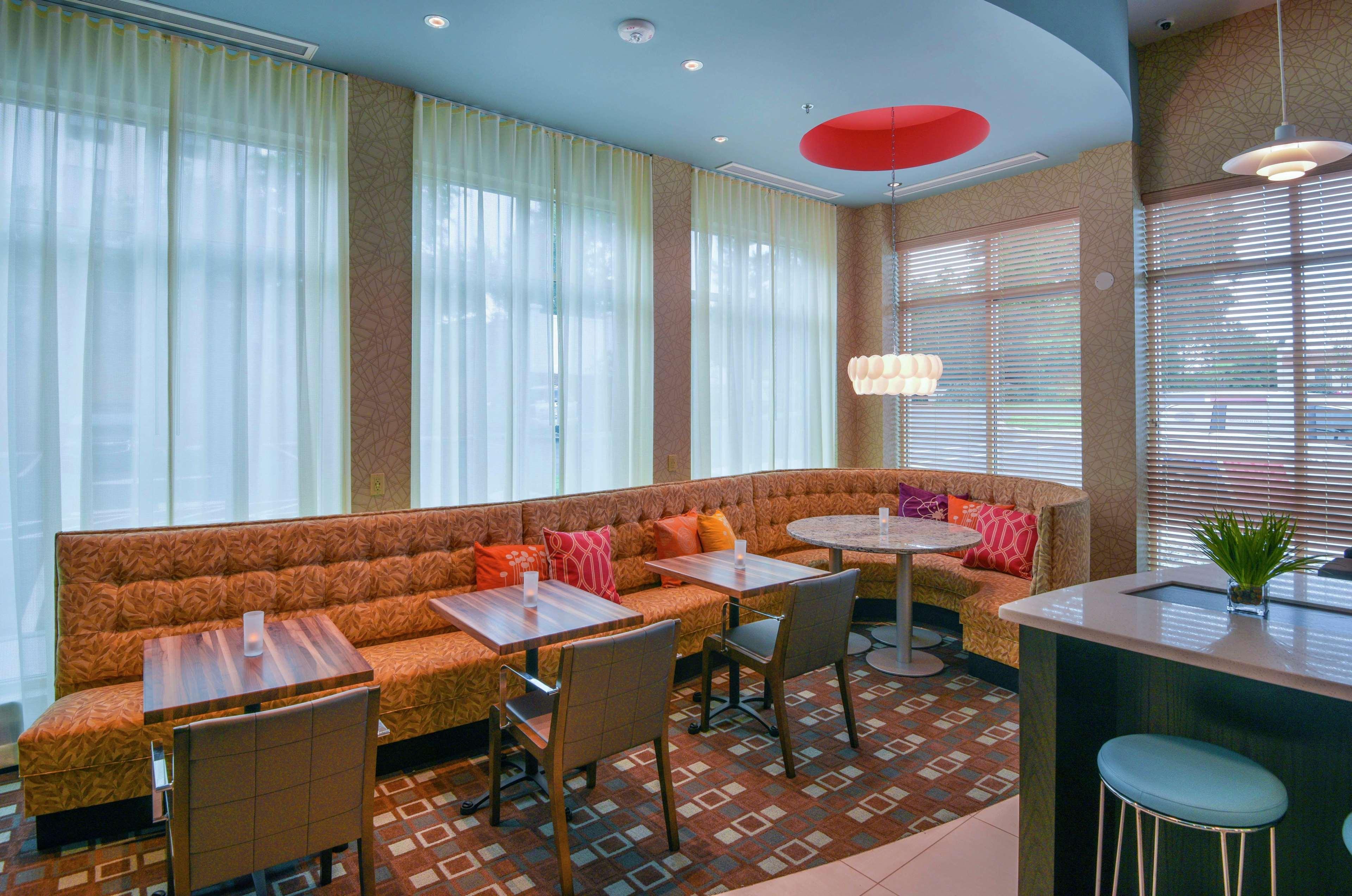 Hilton Garden Inn Raleigh/Crabtree Valley Екстериор снимка