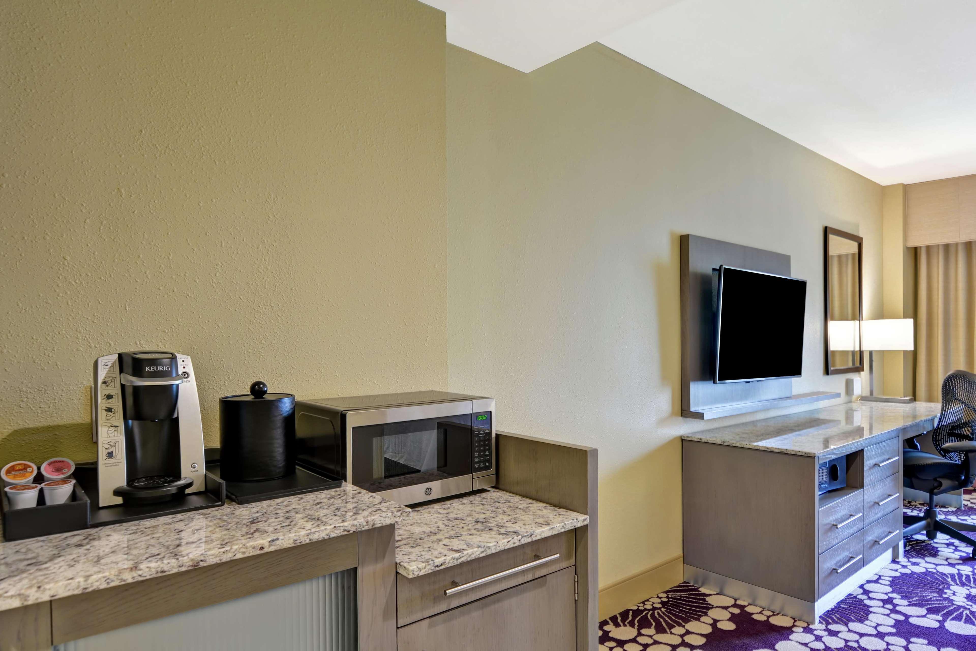 Hilton Garden Inn Raleigh/Crabtree Valley Екстериор снимка