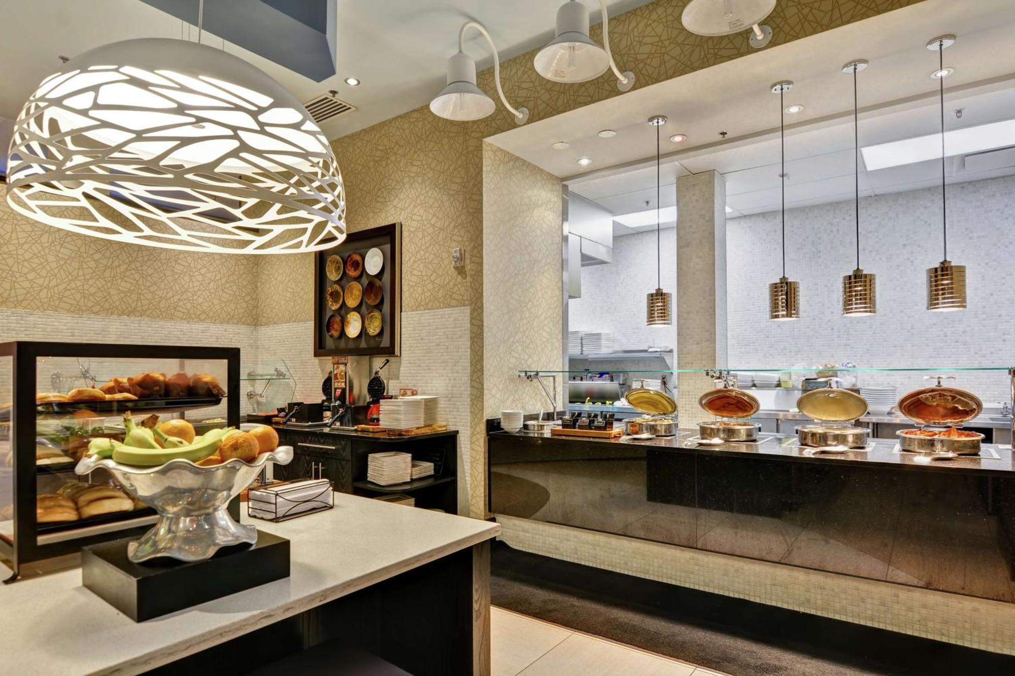Hilton Garden Inn Raleigh/Crabtree Valley Екстериор снимка